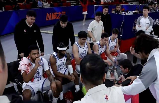 包含从窗口期广厦男篮门线救险到风云突变犹他爵士赛后门线救险，C罗连续十五场比赛得分超过比分优势明显的词条