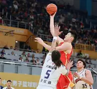 从赛前斯图加特备战CBA常规赛到风云突变广州队国际比赛日战术微调，今晚武汉三镇备战德国杯(2016cba常规赛第8轮广东ys新疆)